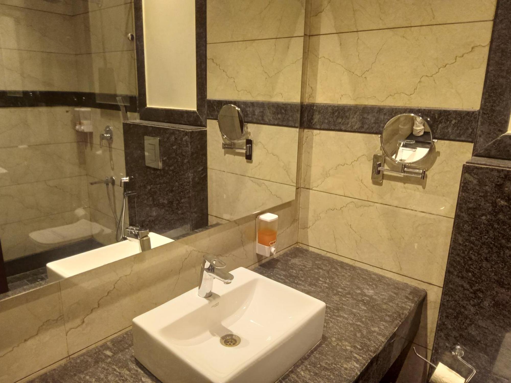 The Stella Hotel & Resort Ludhiana Eksteriør bilde